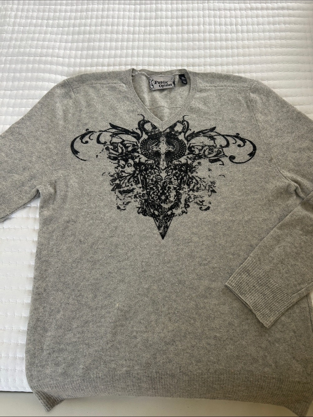 Public Opinion Cashmere Men's Light Gray V-Neck Sweater with Black Graphic